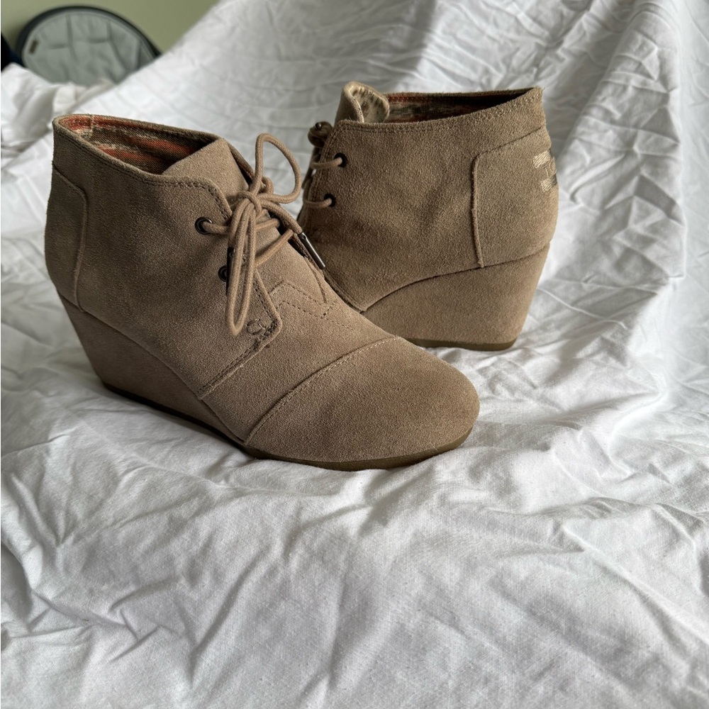 TOMS size 8 wedge lace-up bootie, taupe